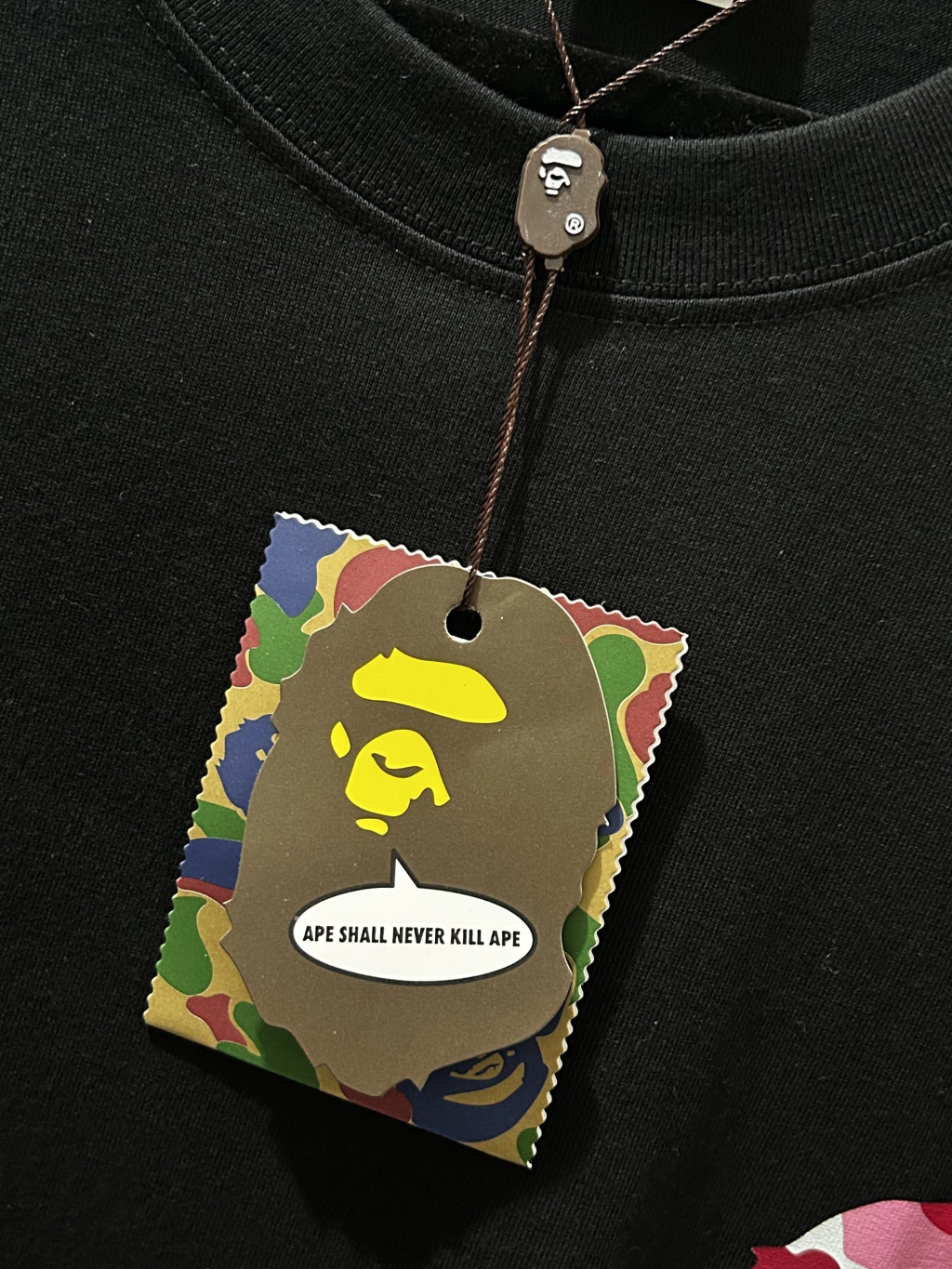 טי־שירט בייפ עם לוגו קוף ורוד